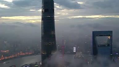 云海中的上海中心最新航拍视频的预览图